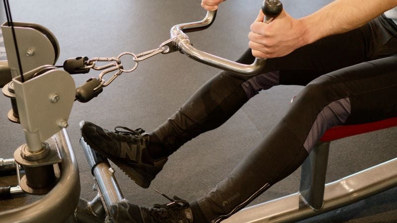 Neutral spine alignment during barbell row reduces lumbar compression
